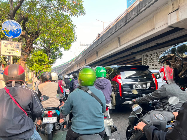 Kepadatan arus lalu lintas akibat truk tabrak JPO di Jalan Kapten Tendean, Jakarta Selatan, Selasa (14/7/2026). Foto: Nasywa Athifah/kumparan