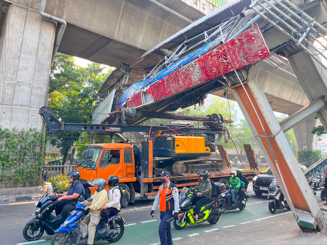 Situasi JPO di Jalan Kapten Tendean akibat ditabrak truk, Selasa (14/7/2026). Foto: Nasywa Athifah/kumparan