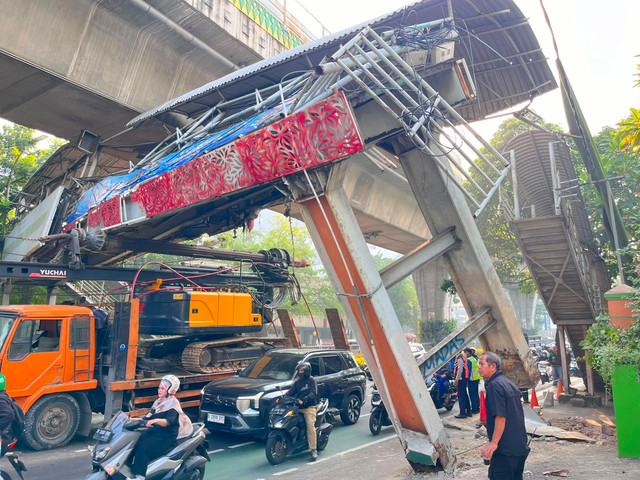 Situasi JPO di Jalan Kapten Tendean akibat ditabrak truk, Selasa (14/7/2026). Foto: Nasywa Athifah/kumparan