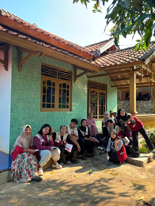 Dok. Foto Bersama KKN Kelompok 23 UPI Sumedang 2026 (Sumber: Diambil Oleh Penulis)