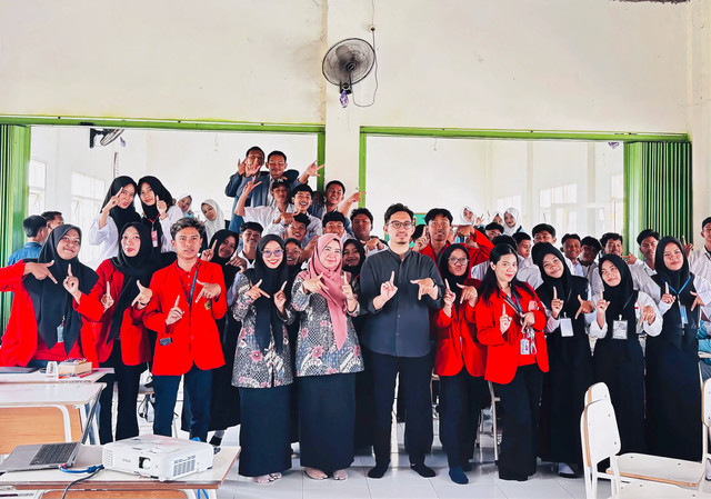 Foto Bersama Mahasiswa Pemberdayaan Untag Surabaya dan Siswa SMK Miftahul Ulum Melirang