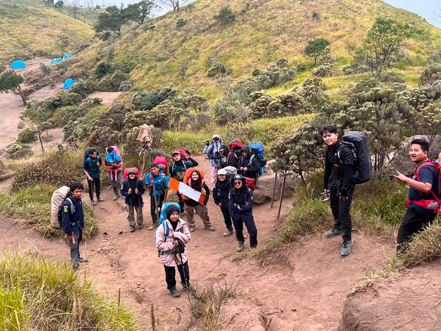 HW UMS Bersihkan Jalur Merbabu dan Pasang Plang Edukasi