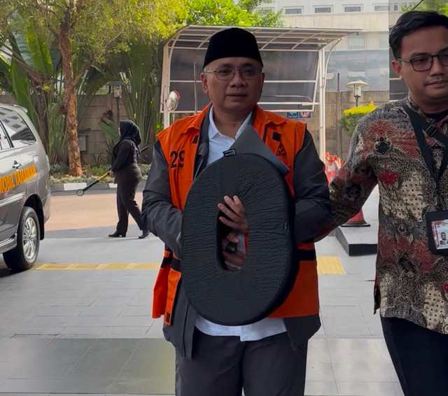 Mantan Menteri Agama, Yaqut Cholil Qoumas, datang ke gedung Merah Putih KPK untuk menjalani pemeriksaan, Selasa (14/7/2026). Foto: Kevin Daniel/kumparan