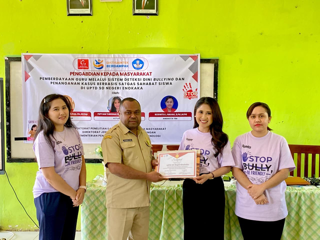 Tim Dosen dan Kepala Sekolah SD Negeri Enokaka saat kegiatan berlangsung. Foto: Dokumen Pribadi Vinsen Making