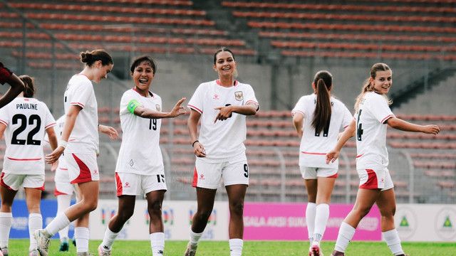 Selebrasi Timnas Wanita Indonesia (Felicia de Zeeuw, Viny Silfianus, Estella Loupatty, & Isabelle Nottet) saat melawan Timor Leste di partai pembuka Grup B AFF Women's Cup 2026 di Kuala Lumpur Football Stadium, Malaysia, Kamis (9/7). Foto: PSSI