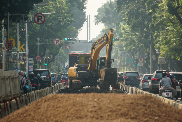 Kendaraan melintas di lokasi perbaikan jalan di Jalan Kebon Sirih, Gambir, Jakarta Pusat, Selasa (14/7/2026). Foto: Iqbal Firdaus/kumparan