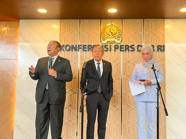 Wakil Ketua DPR Saan Mustopa, Cucun Ahmad Syamsurijal, dan Sari Yuliati saat konferensi pers setelah rapat paripurna di Kompleks Parlemen, Senayan, Jakarta, Selasa (14/7/2026). Foto: Nasywa Athifah/kumparan