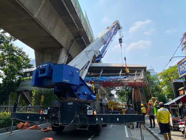 Proses evakuasi JPO yang tertabrak truk di jalan Kapten Tendean, Jakarta Selatan, Selasa (14/7/2026). Foto: Aditya Nugraha/kumparan