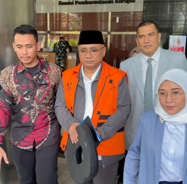 Mantan Menteri Agama, Yaqut Cholil Qoumas, keluar dari gedung Merah Putih KPK usai menjalani pemeriksaan, Selasa (14/7/2026). Foto: Kevin Daniel/kumparan