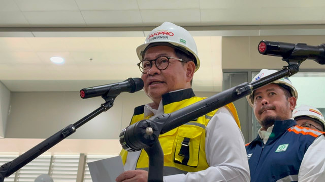 Gubernur DKI Jakarta Pramono Anung usai meninjau kesiapan LRT Jakarta rute Stasiun LRT Pegangsaan Dua-Rawamangun di Stasiun LRT Jakarta Rawamangun, Selasa (14/7/2026). Foto: Nauval Pratama/kumparan
