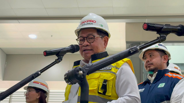 Gubernur DKI Jakarta Pramono Anung usai meninjau kesiapan LRT Jakarta rute Stasiun LRT Pegangsaan Dua-Rawamangun di Stasiun LRT Jakarta Rawamangun, Selasa (14/7/2026). Foto: Nauval Pratama/kumparan