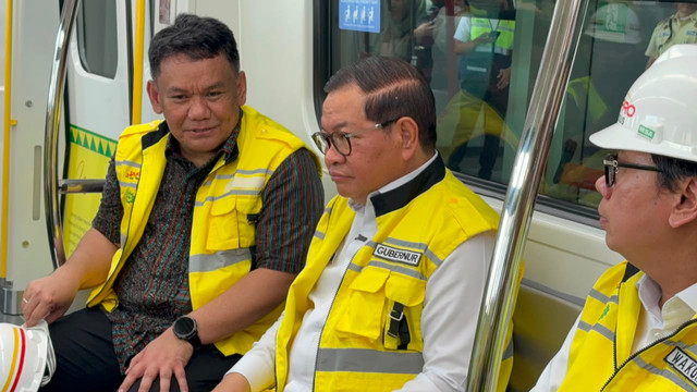 Gubernur DKI Jakarta Pramono Anung saat meninjau kesiapan LRT Jakarta rute Stasiun LRT Pegangsaan Dua-Rawamangun, Selasa (14/7/2026). Foto: Nauval Pratama/kumparan