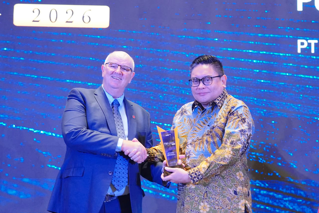 Direktur TI & Digital PT Pegadaian (Persero), Yos Iman Jaya Dappu (kanan) sebagai menjadi perwakilan Pegadaian saat menerima penghargaan Top Company in Bullion Bank Industry dalam ajang Indonesia Top Companies Recognition 2026 di The Westin Jakarta pada Senin (29/6). Foto: Dok. Pegadaian