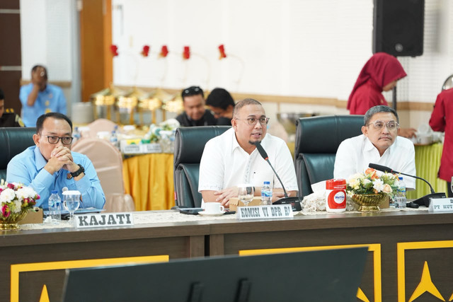 Wakil Ketua Komisi VI DPR RI Andre Rosiade memimpin pembahasan percepatan pembangunan Jalan Tol Pekanbaru-Padang Seksi Bukittinggi-Sicincin dalam rapat koordinasi yang digelar di Aula Kejaksaan Tinggi Sumatera Barat, Selasa (14/7/2026). Foto: Dok. Istimewa