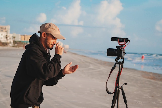 Ilustrasi kamera vlog terbaik di bawah 10 juta Juli 2026. Foto: Andrés/Unsplash