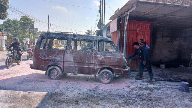 Sebuah mobil di Kecamatan Winong, Kabupaten Pati, Jawa Tengah terbakar usai mengisi BBM pada Selasa (14/7/2026). Foto: Dok. Polsek Winong