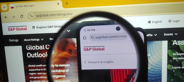 Ilustrasi S&P Global Ratings. Foto: Iljanaresvara Studio/Shutterstock