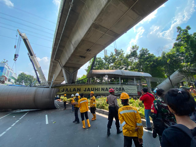 Proses evakuasi JPO yang tertabrak truk di jalan Kapten Tendean, Jakarta Selatan, Selasa (14/7/2026).
Foto: Aditya Nugraha/kumparan