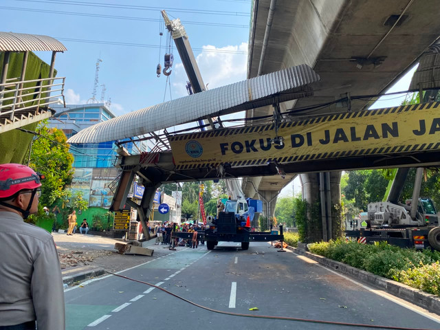 Proses evakuasi JPO yang tertabrak truk di jalan Kapten Tendean, Jakarta Selatan, Selasa (14/7/2026).
Foto: Aditya Nugraha/kumparan