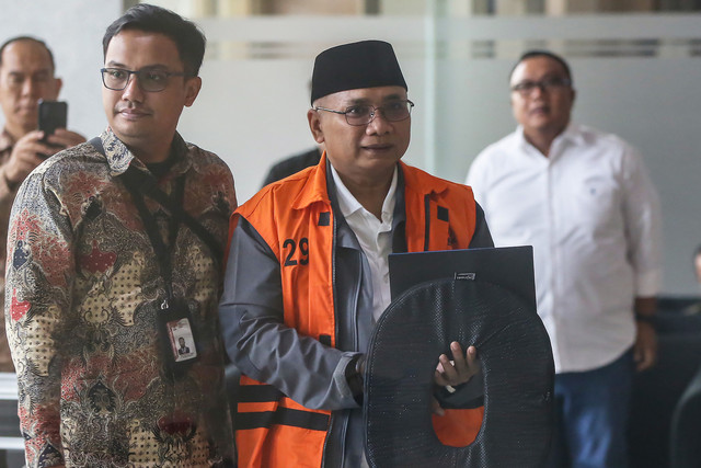 Tersangka kasus dugaan korupsi Yaqut Cholil Qoumas (kanan) berjalan menuju ruang pemeriksaan setibanya di Gedung Merah Putih KPK, Jakarta, Selasa (14/7/2026). Foto: Reno Esnir/ANTARA FOTO