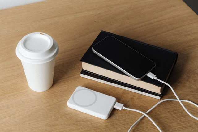 Ilustrasi power bank iPhone. Foto: Unsplash
