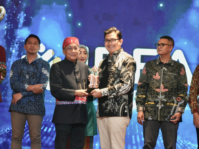 Direktur PT Media PR Indonesia, F. Sutedjo (kedua dari kiri) saat menyerahkan penghargaan Silver Winner kategori DEI Communication Program (Sub Kategori Disability Inclusion) kepada perwakilan TASPEN, Rizky Bachrudin (kedua dari kanan) dalam ajang The 5th Indonesia DEI & ESG Awards (IDEAS) 2026 di Jakarta pada Kamis (9/7). Foto: Dok. TASPEN