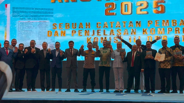 Momen kebersamaan Jaksa Agung dan Kapolri di acara peluncuran buku anotasi KUHAP di DPR. Foto: Ratu Shafa/kumparan