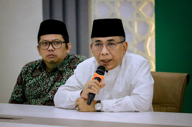 Ketua Umum PBNU KH Yahya Cholil Staquf menyampaikan keterangan kepada wartawan di Gedung PBNU, Jakarta Pusat, Selasa (14/7/2026). Foto: Jamal Ramadhan/kumparan