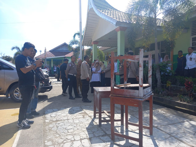 Tim Gabungan melakukan pengecekan lokasi ledakan bom rakitan di MAN 3 Padang, Selasa (14/7/2026). Foto: kumparan
