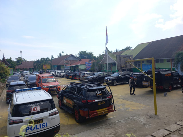 Tim Gabungan melakukan pengecekan lokasi ledakan bom rakitan di MAN 3 Padang, Selasa (14/7/2026). Foto: kumparan