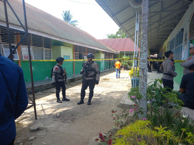 Tim Gabungan melakukan pengecekan lokasi ledakan bom rakitan di MAN 3 Padang, Selasa (14/7/2026). Foto: kumparan