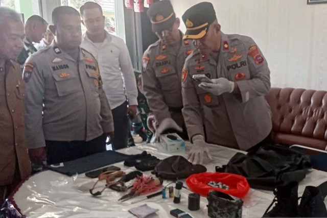 Barang-barang yang diamankan oleh kepolisian dalam kasus ledakan yang terjadi di MAN 3, Kelurahan Balai Gadang, Kecamatan Koto Tengah, Kota Padang, Sumatera Barat, Selasa (14/7/2026). Foto: ANTARA/HO-Densus 88 Antiteror Polri
