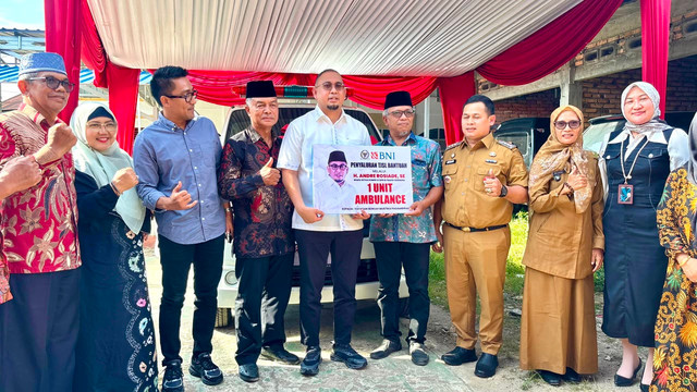 Andre Rosiade saat menyerahkan ambulans. Foto: Istimewa
