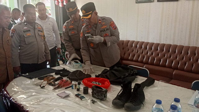 Barang bukti yang diamankan dari ledakan bom di MAN 3 Sumbar. Foto: Dok. Istimewa