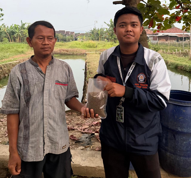 Penyerahan Produk Pakan Ikan yang telah ditambahkan Vitamin C untuk dimanfaatkan Masyarakat Desa Tambaksari