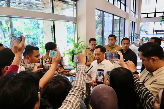 Mendagri Tito Karnavian minta Pemda perkuat pasokan dan kelancaran distribusi barang, Selasa (14/7/2026). Foto: Kemendagri RI