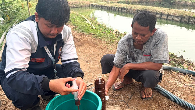 Pelarutan Eco Enzyme pada Air Bersih untuk Budidaya Ikan di Desa Tambaksari