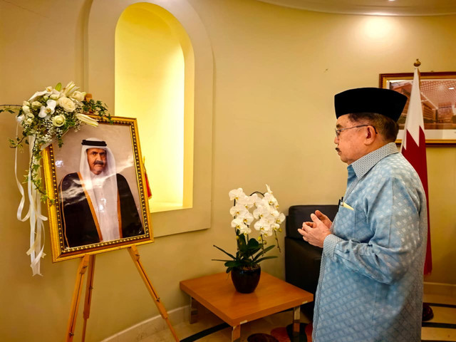 Wapres ke-10 dan ke-12 Jusuf Kalla menyampaikan belasungkawa wafatnya Syeikh Hamad bin Khalifa Al Thani di Kantor Perwakilan Kedubes Qatar di Jakarta Selatan. Foto: Dok. Istimewa