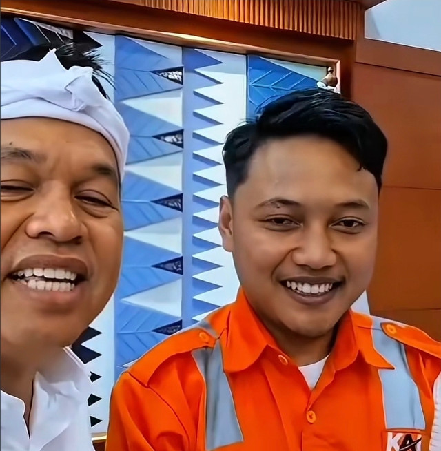 Gubernur Jawa Barat Dedi Mulyadi (KDM) memberikan bantuan uang muka (DP) rumah sebesar Rp 25 juta kepada Andika. Foto: Instagra Dedi Mulyadi