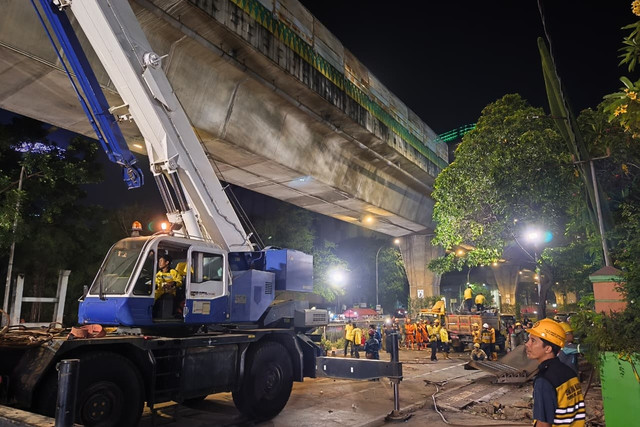 Petugas melakukan proses evakuasi jembatan penyeberangan orang (JPO) di Jalan Kapten Tendean, Jakarta, Selasa (14/7/2026). Foto: Aditya Nugraha/kumparan