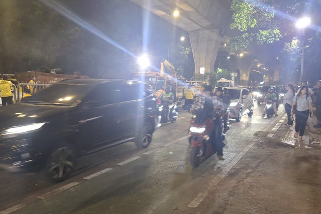 Sejumlah kendaraan melewati kembali Jalan Kapten Tendean, Jakarta, Selasa (14/7/2026). Foto: Kevin Daniel/kumparan