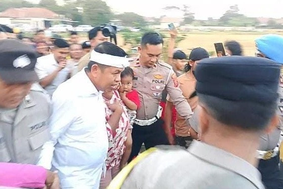 Gubernur Jawa Barat Dedi Mulyadi mendatangi kediaman para korban kecelakaan maut di Pantura Indramayu di Desa Cempeh, Kecamatan Lelea, Kabupaten Indramayu. (14/7/2026). Foto: kumparan