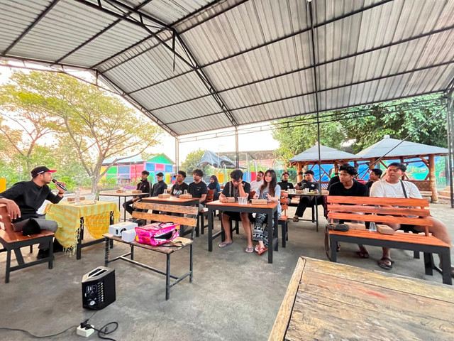 Mahasiswa KKN R-15 Desa Melirang saat memberikan materi sosialisasi manajemen organisasi kepada pengurus Karang Taruna di Gowa Lowo, Selasa (7/7/2026).