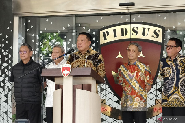 Jaksa Agung Muda Bidang Tindak Pidana Khusus (Jampidsus) Febrie Adriansyah (tengah) berbicara dalam konferensi pers di Gedung Jampidsus Kejaksaan Agung, Jakarta, Jumat (10/7/2026). ANTARA/Nadia Putri Rahmani
