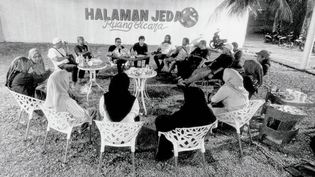 Ruang Perjumpaan #001 di Halaman JEDA Rafly Kande menjadi ruang saling mengenal, berbagi pengalaman, dan merintis kolaborasi sebagai bagian dari ikhtiar SPS Revival dan Darud Dunia.Dok. pribadi.