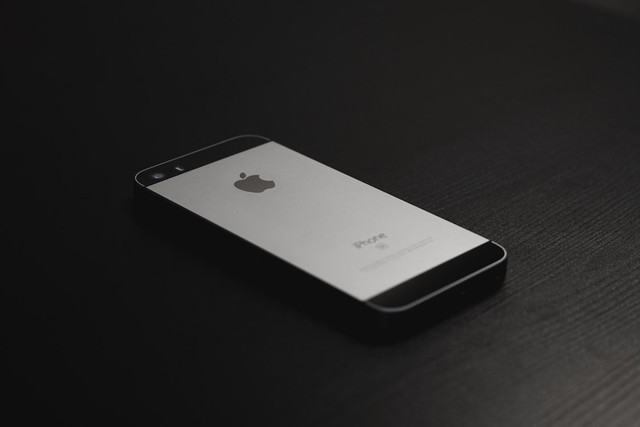 Ilustrasi iOS 27 Public Beta. Foto: Unsplash.com/Christian Allard