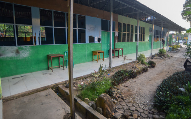 Pekerja kebersihan menyapu lantai sekolah pascaledakan bom rakitan di Madrasah Aliyah Negeri (MAN) 3 Padang, Sumatera Barat, Selasa (14/7/2026). Foto: Fitra Yogi/ANTARA FOTO