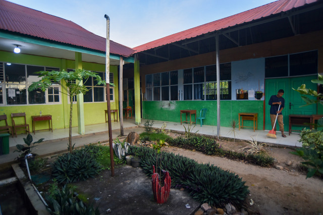 Pekerja kebersihan menyapu lantai sekolah pascaledakan bom rakitan di Madrasah Aliyah Negeri (MAN) 3 Padang, Sumatera Barat, Selasa (14/7/2026). Foto: Fitra Yogi/ANTARA FOTO