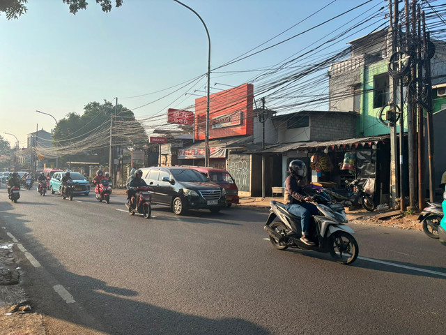 Pantauan lokasi pasca kejadian kecelakaan mobil pada Selasa (14/7) malam di Jalan Raya Pondok Gede di depan bank BCA Cabang Pondok Gede Raya, Rabu (15/7/2026). Foto: Pradya Tirta/kumparan