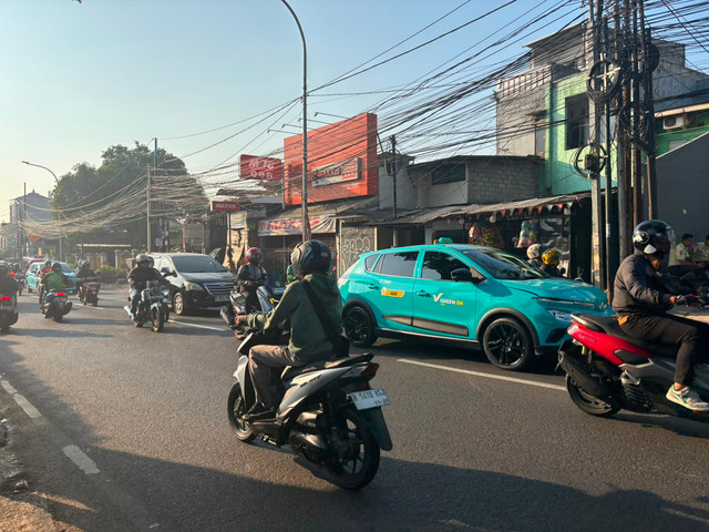 Pantauan lokasi pasca kejadian kecelakaan mobil pada Selasa (14/7) malam di Jalan Raya Pondok Gede di depan bank BCA Cabang Pondok Gede Raya, Rabu (15/7/2026). Foto: Pradya Tirta/kumparan